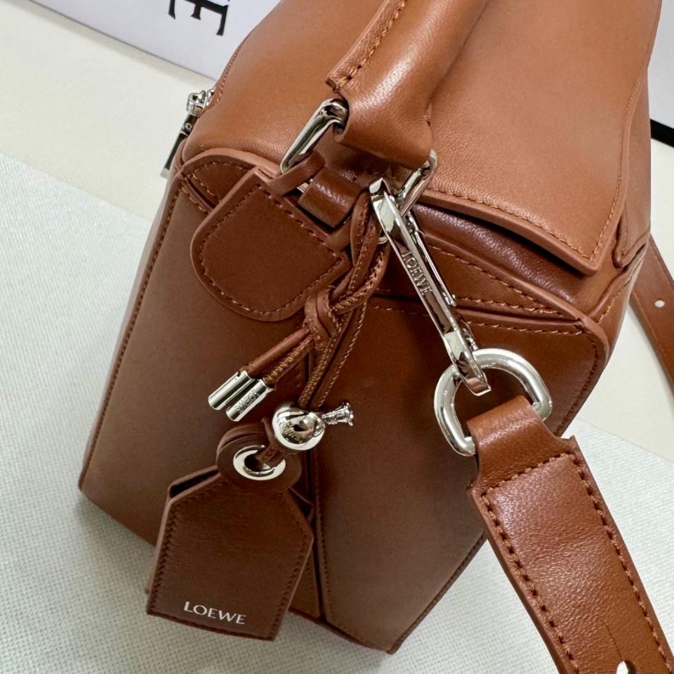 Loewe Large Featherlight Puzzle bag in nappa lambskin B510PNLX02 33*14.7*21.5CM cognac -duoc-ban-tai-Hvip Bags and Accessories