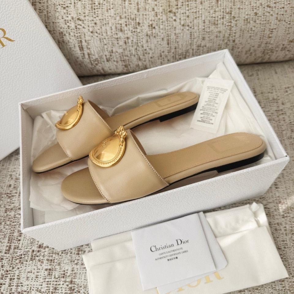 Dior Médaillon Buckle  grey
Black Lambskin -duoc-ban-tai-Hvip Shoes and Clothes