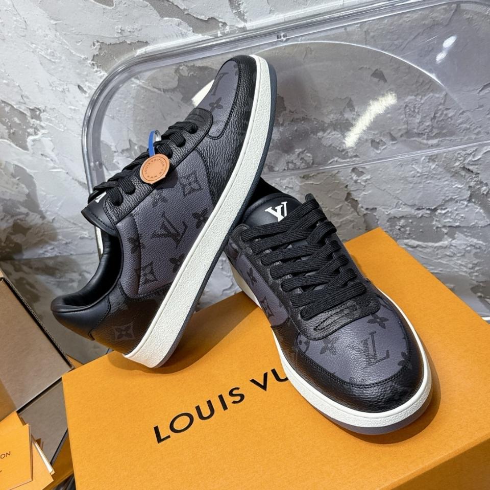 Louis Vuitton 1A8EB7
Rivoli Sneaker (N1) -duoc-ban-tai-Hvip Shoes and Clothes
