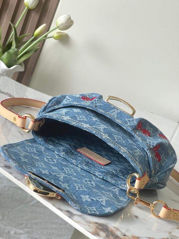 Louis Vuitton M13680
New
LV x TM Sunset 27 x 18 x 3 CM-duoc-ban-tai-Hvip Bags and Accessories