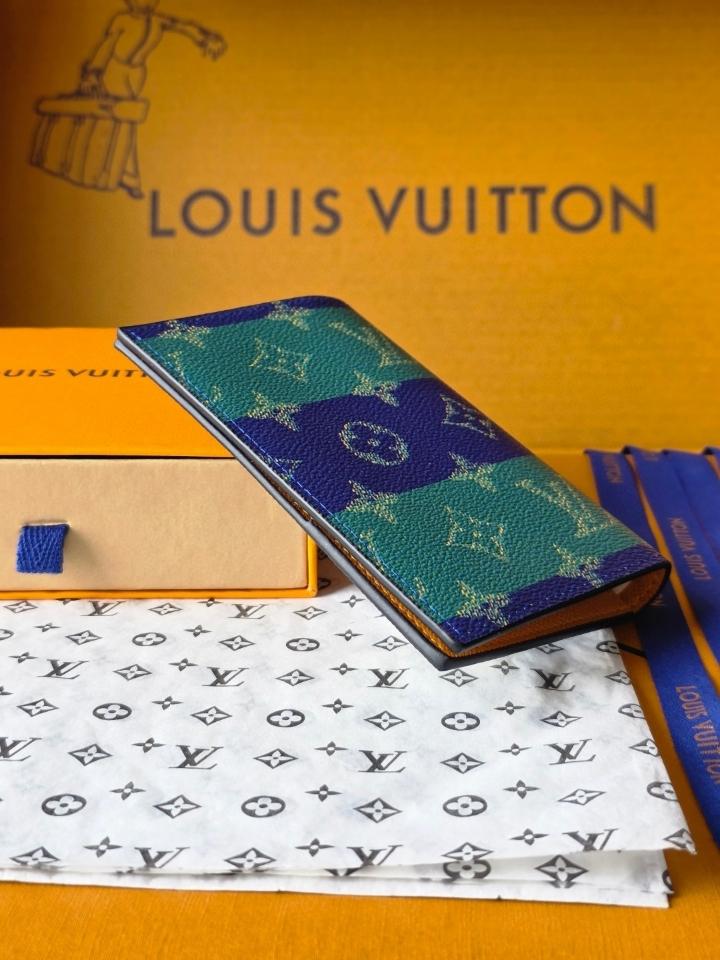 Louis Vuitton M25793 Passport cover -duoc-ban-tai-Hvip Bags and Accessories