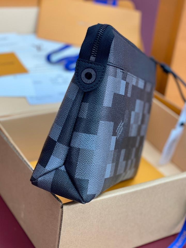 Louis Vuitton M14926
Pochette Voyage Souple 21 x 7.5 x 30cm (1)-duoc-ban-tai-Hvip Bags and Accessories