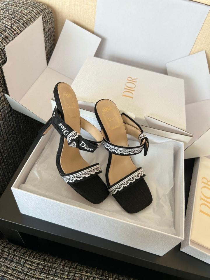 Dior Heeled Sandal with Straps
Black Embroidered Cotton-duoc-ban-tai-Hvip Shoes and Clothes