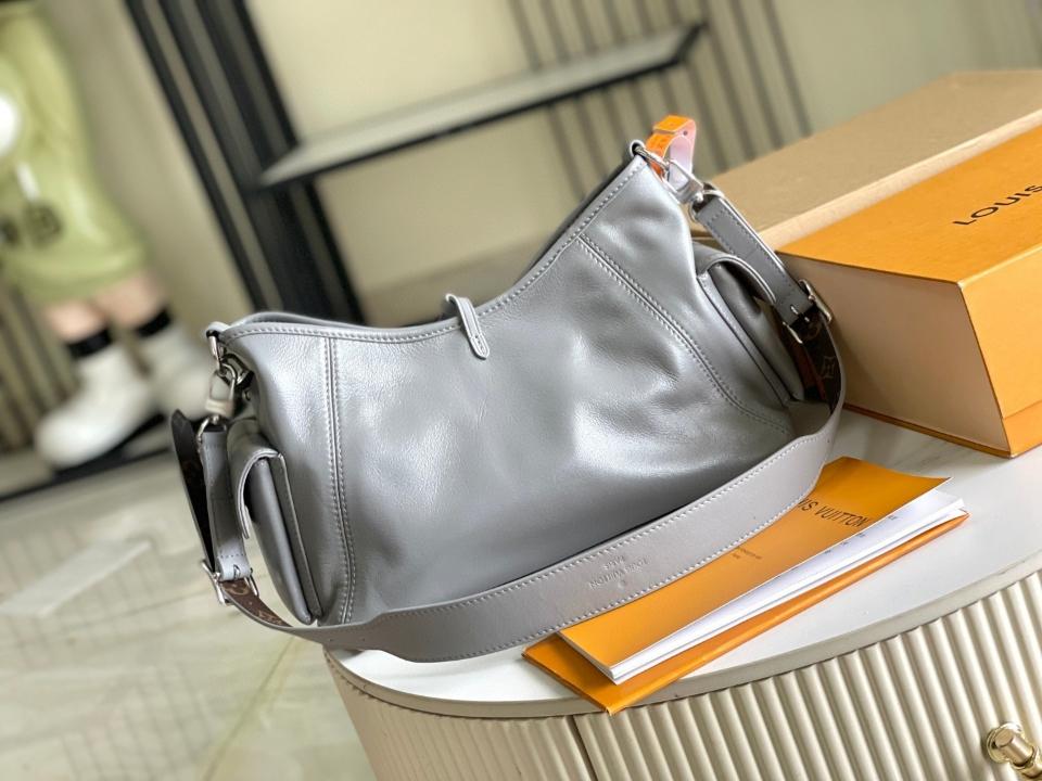 Louis Vuitton M12579
Túi CarryAll Cargo Vibe PM 33.5x23x15cm (1-3)-duoc-ban-tai-Hvip Bags and Accessories