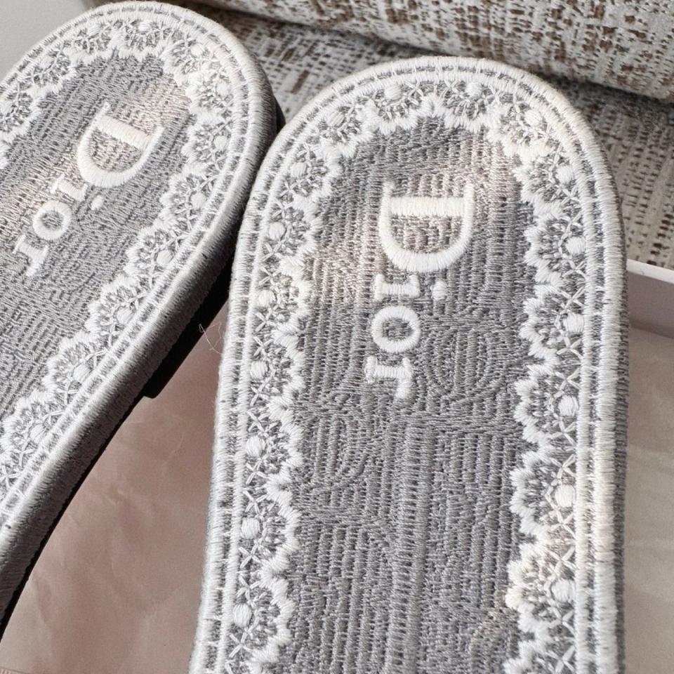 Dior Dentelle Slide
Blue grey Oblique Embroidered Cotton and White Lace KCO531OCC -duoc-ban-tai-Hvip Shoes and Clothes
