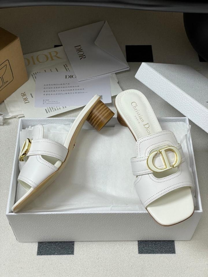 Dior 30 Montaigne Heeled Slide
White Calfskin
KCO374CFY 40mm (2)-duoc-ban-tai-Hvip Shoes and Clothes