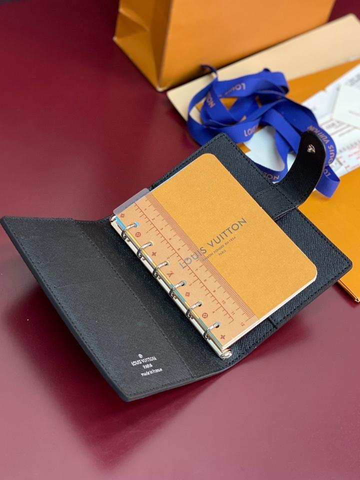 Louis Vuitton R20426
Customizable
Small Ring Agenda Cover-duoc-ban-tai-Hvip Bags and Accessories