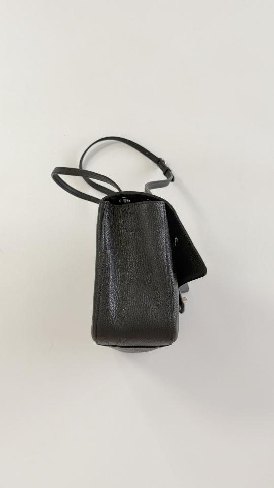Chanel Maxi Flapbag
 
Grained Calfskin & Silver-Tone Metal 
Black AS6231 19.5 x 32 x 10cm-duoc-ban-tai-Hvip Bags and Accessories