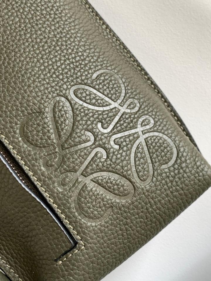 Loewe Vertical T Pocket in soft grained calfskin khaki green C660P02X0122*6.5*13 11039-duoc-ban-tai-Hvip Bags and Accessories