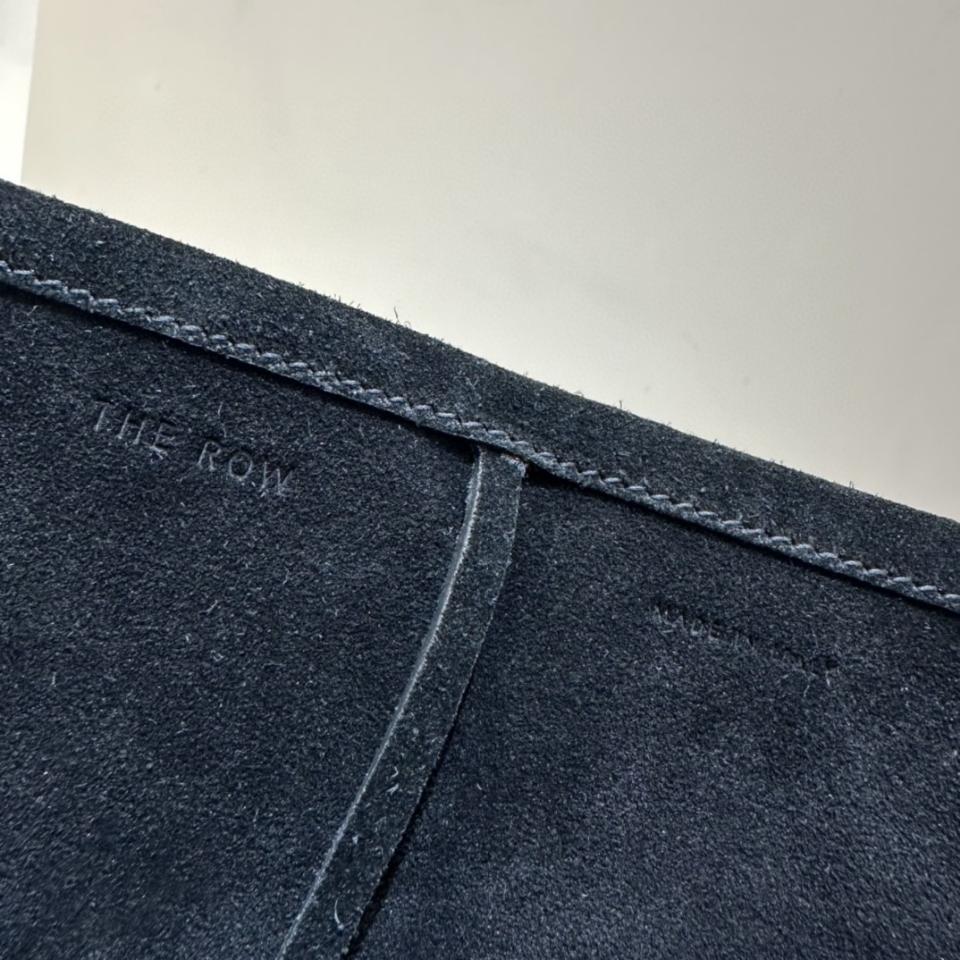 THE ROW
Medium N/S Park suede tote bag black 30X28X15.5cm -duoc-ban-tai-Hvip Bags and Accessories