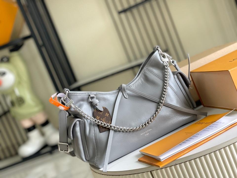 Louis Vuitton M12579
Túi CarryAll Cargo Vibe PM 33.5x23x15cm (1-3)-duoc-ban-tai-Hvip Bags and Accessories