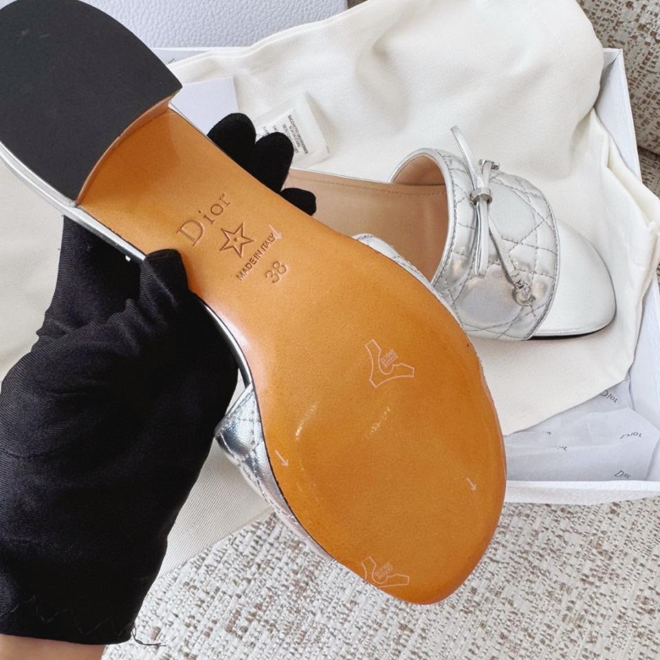 Dior Cannage Heeled Slide
Silver Quilted Cannage Lambskin KCO546CQL -duoc-ban-tai-Hvip Shoes and Clothes
