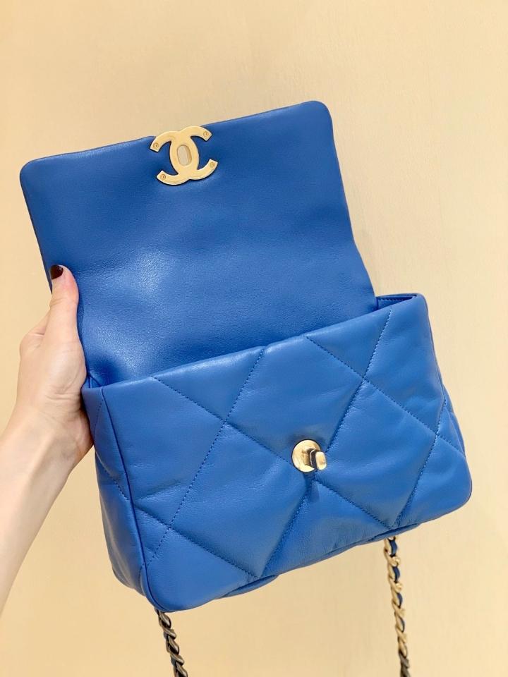 Chanel CHANEL 19 Handbag   Shiny Lambskin, Gold-Tone, Silver-Tone & Ruthenium-Finish Metal  blue AS1160 16 x 26 x 9cm-duoc-ban-tai-Hvip Bags and Accessories