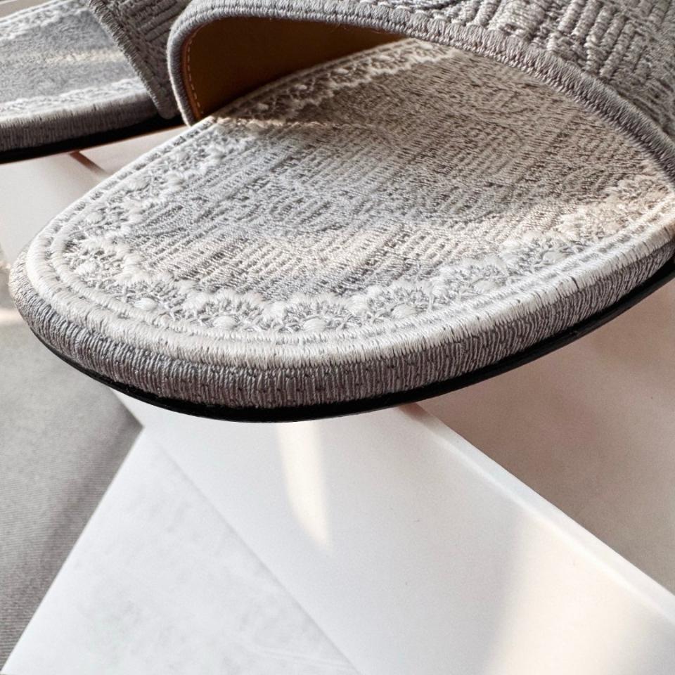Dior Dentelle Slide
Blue grey Oblique Embroidered Cotton and White Lace KCO531OCC -duoc-ban-tai-Hvip Shoes and Clothes