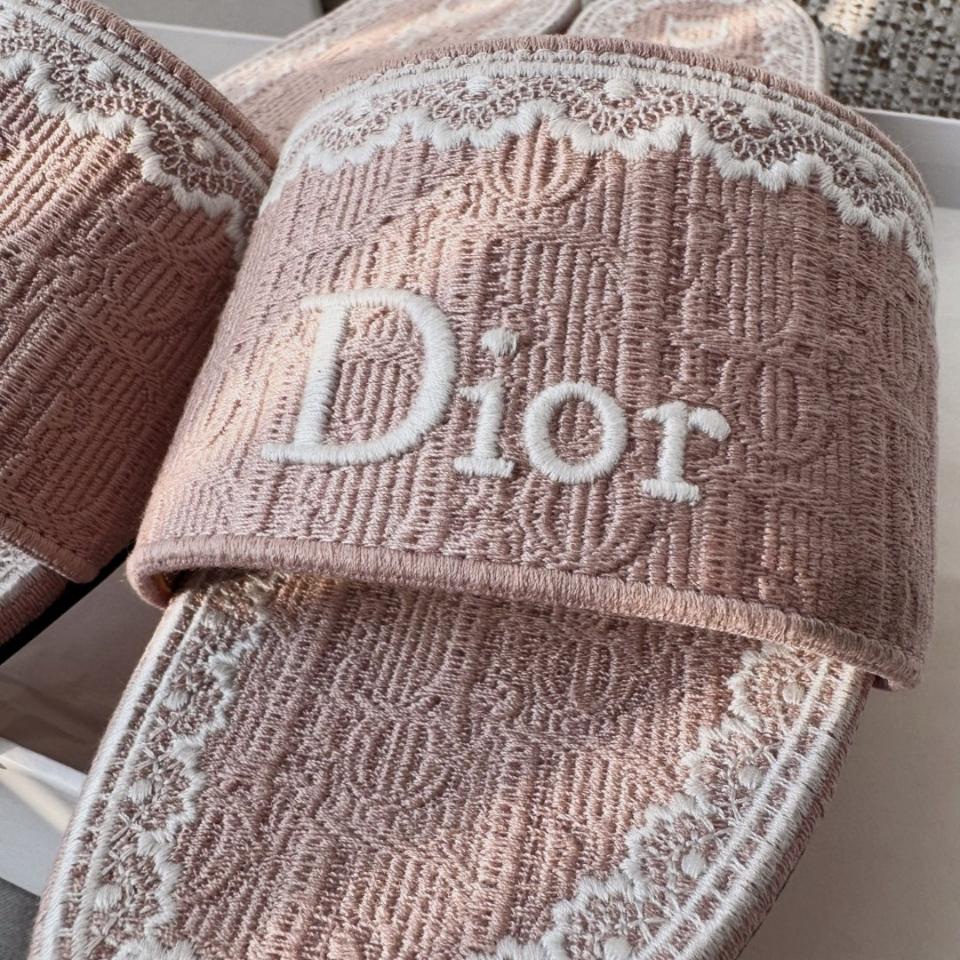 Dior Dentelle Slide
Pink Dior Oblique Embroidered Cotton and White Lace KCO531OCC-duoc-ban-tai-Hvip Shoes and Clothes