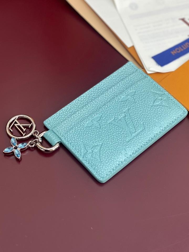 Louis Vuitton M12180
LV Charms Card Holder-duoc-ban-tai-Hvip Bags and Accessories