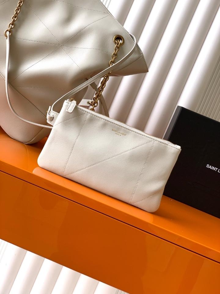 Saint Laurent JAMIE SHOPPING Medium in lambskin
Blanc Vintage  809824 35x35×10cm (1)-duoc-ban-tai-Hvip Bags and Accessories
