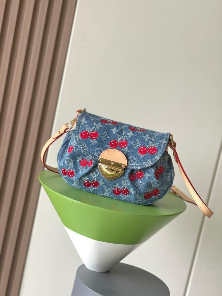 Louis Vuitton M13680
New
LV x TM Sunset 27 x 18 x 3 CM-duoc-ban-tai-Hvip Bags and Accessories