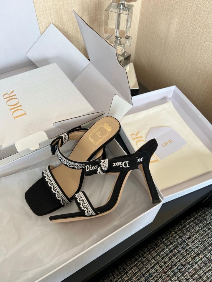 Dior Heeled Sandal with Straps
Black Embroidered Cotton-duoc-ban-tai-Hvip Shoes and Clothes