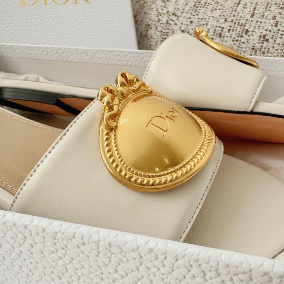 Dior Médaillon Buckle  Slide
White Lambskin -duoc-ban-tai-Hvip Shoes and Clothes