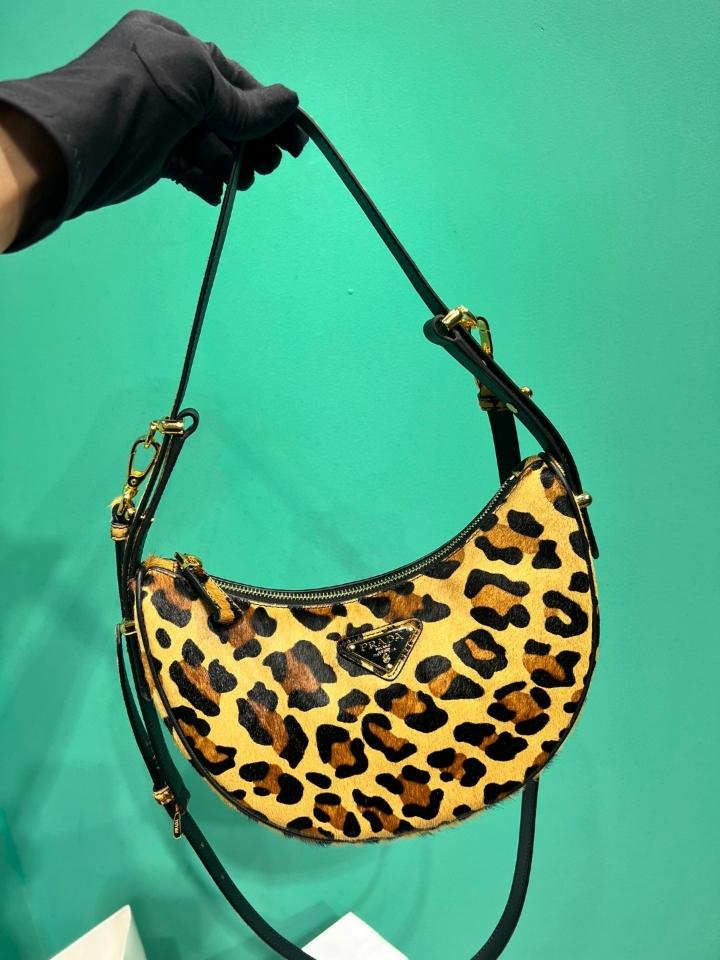 Prada Arqué printed leather shoulder bag honey 1BC194 22.5x18.5x6cm-duoc-ban-tai-Hvip Bags and Accessories