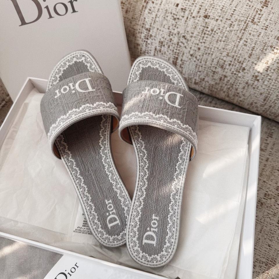 Dior Dentelle Slide
Blue grey Oblique Embroidered Cotton and White Lace KCO531OCC -duoc-ban-tai-Hvip Shoes and Clothes