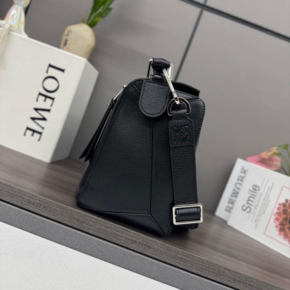 Loewe Large Puzzle bag in supple grained calfskin B510PNLX03 black -duoc-ban-tai-Hvip Bags and Accessories