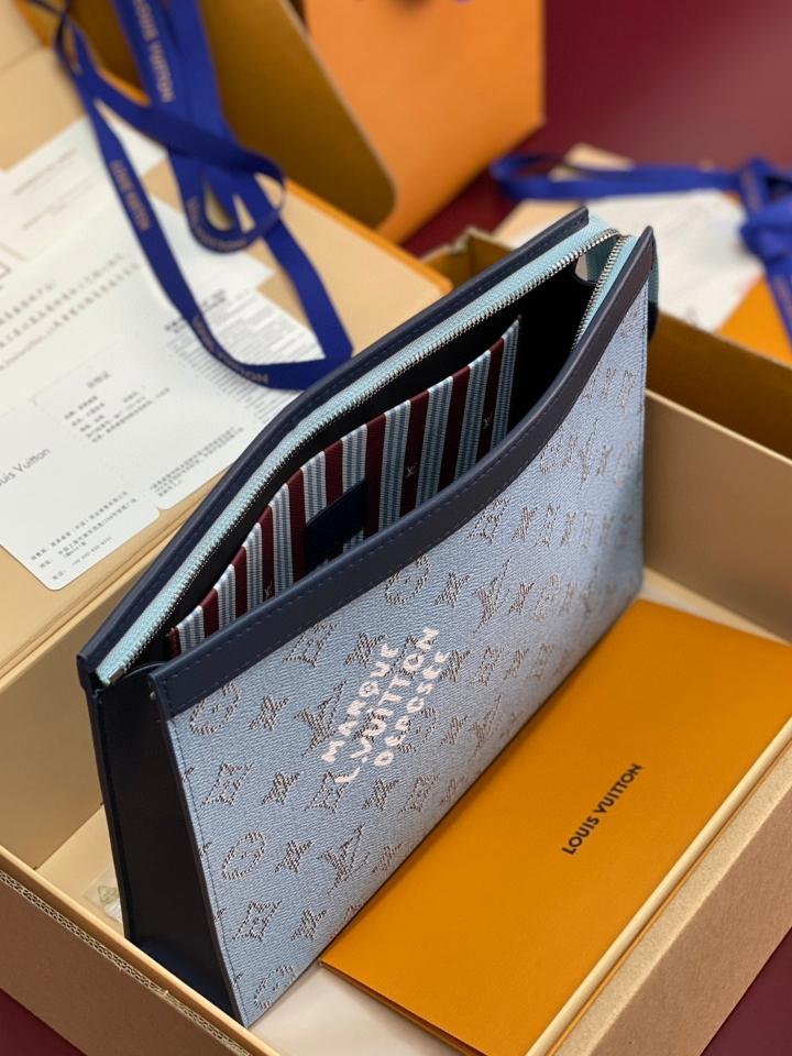 Louis Vuitton M61692
Pochette Voyage MM blue sky 27.0 x 21.0 x 3.0 cm (1)-duoc-ban-tai-Hvip Bags and Accessories