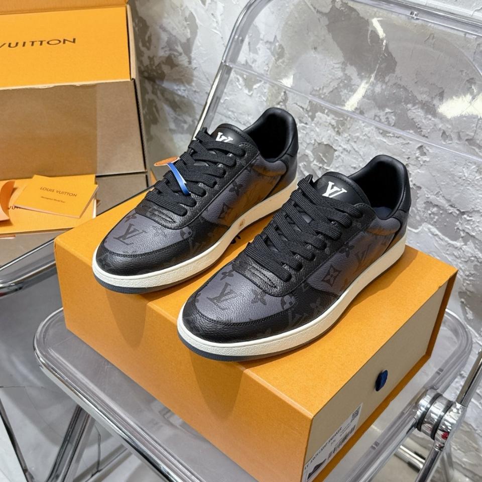 Louis Vuitton 1A8EB7
Rivoli Sneaker (N1) -duoc-ban-tai-Hvip Shoes and Clothes