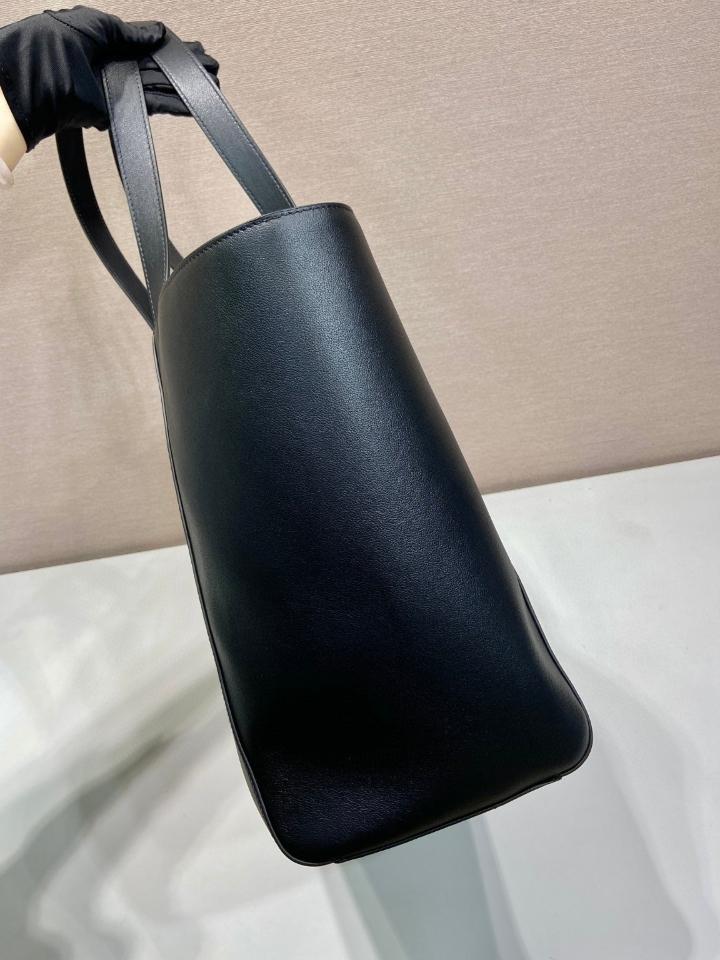 Prada
Leather tote bag 2VG123 40x35.5x14cm-duoc-ban-tai-Hvip Bags and Accessories