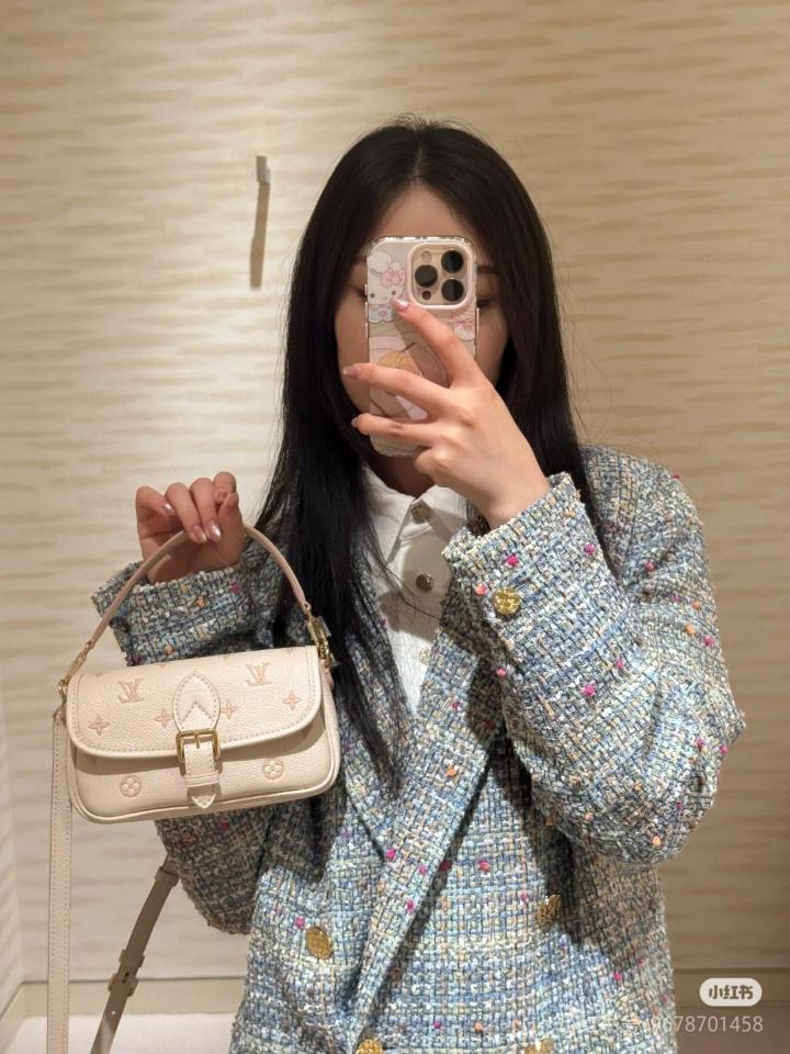 Louis Vuitton M13642
Nano Diane 10.5 x 6 x 19cm Sao chép-duoc-ban-tai-Hvip Bags and Accessories