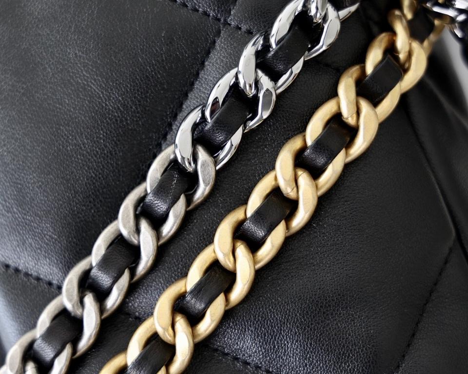 Chanel CHANEL 19 Handbag
 
Shiny Lambskin, Gold-Tone, Silver-Tone & Ruthenium-Finish Metal 
Black AS1160 16 x 26 x 9cm-duoc-ban-tai-Hvip Bags and Accessories