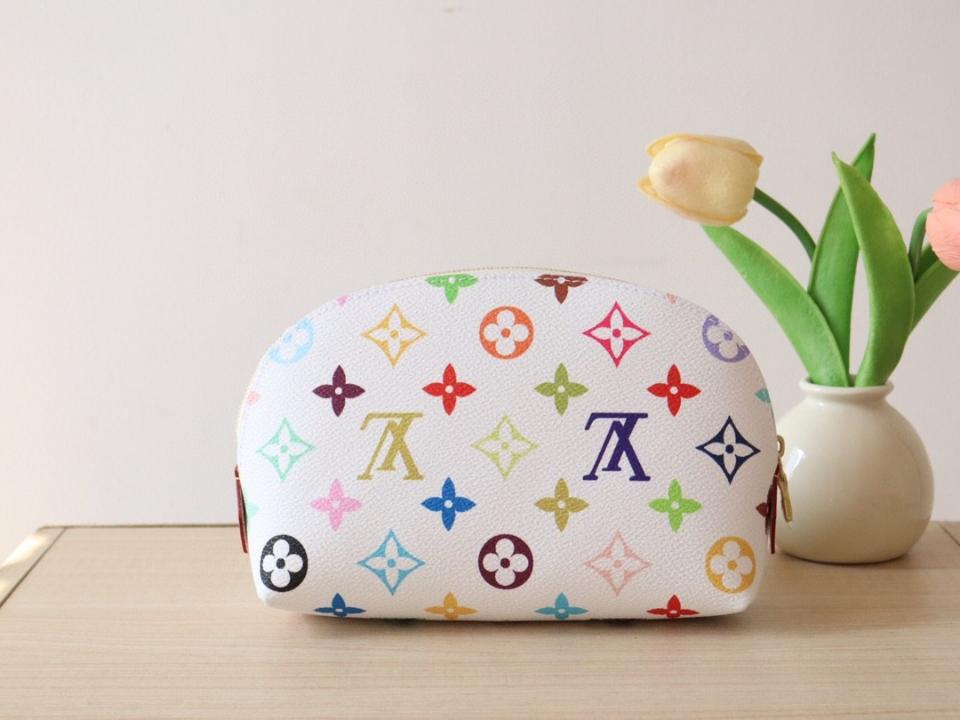 Louis Vuitton M13744
LV x TM Cosmetic Pouch PM-duoc-ban-tai-Hvip Bags and Accessories