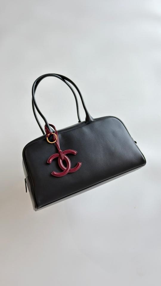 Chanel Large Bowling Bag
 
Calfskin & Gold-Tone Metal 
Black AS6211
19 x 35.5 x 12.5cm-duoc-ban-tai-Hvip Bags and Accessories