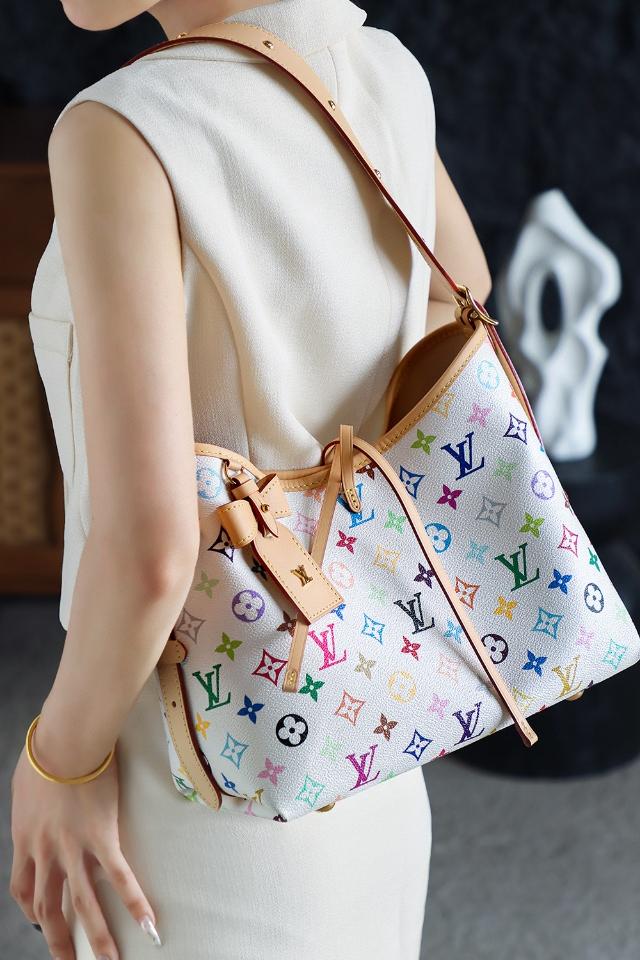 Louis Vuitton M13661
LV x TM CarryAll PM 24*12*29cm-duoc-ban-tai-Hvip Bags and Accessories