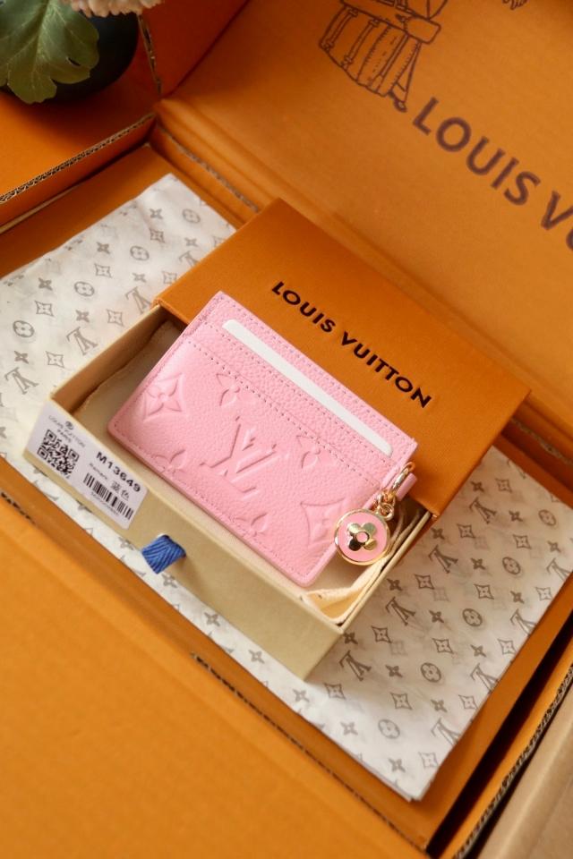 Louis Vuitton M13647
LV Charms Card Holder pink-duoc-ban-tai-Hvip Bags and Accessories