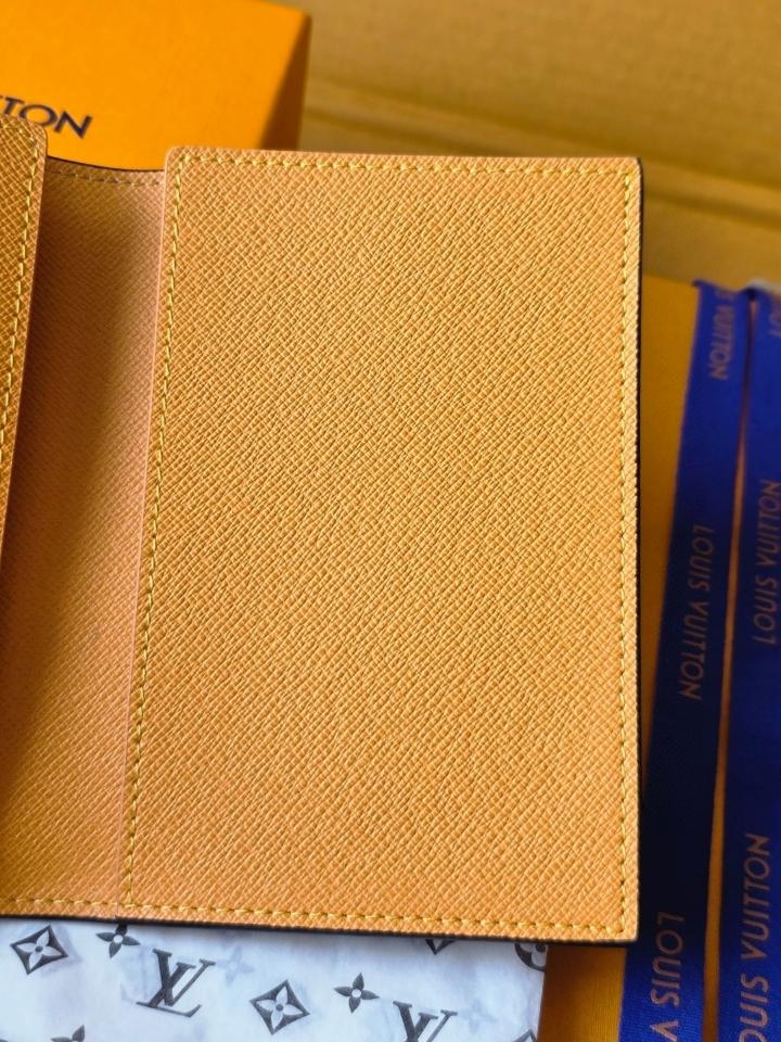 Louis Vuitton M25793 Passport cover -duoc-ban-tai-Hvip Bags and Accessories