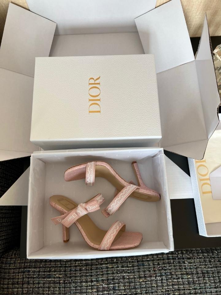 Dior Heeled Sandal with Straps
Pink Embroidered Cotton-duoc-ban-tai-Hvip Shoes and Clothes