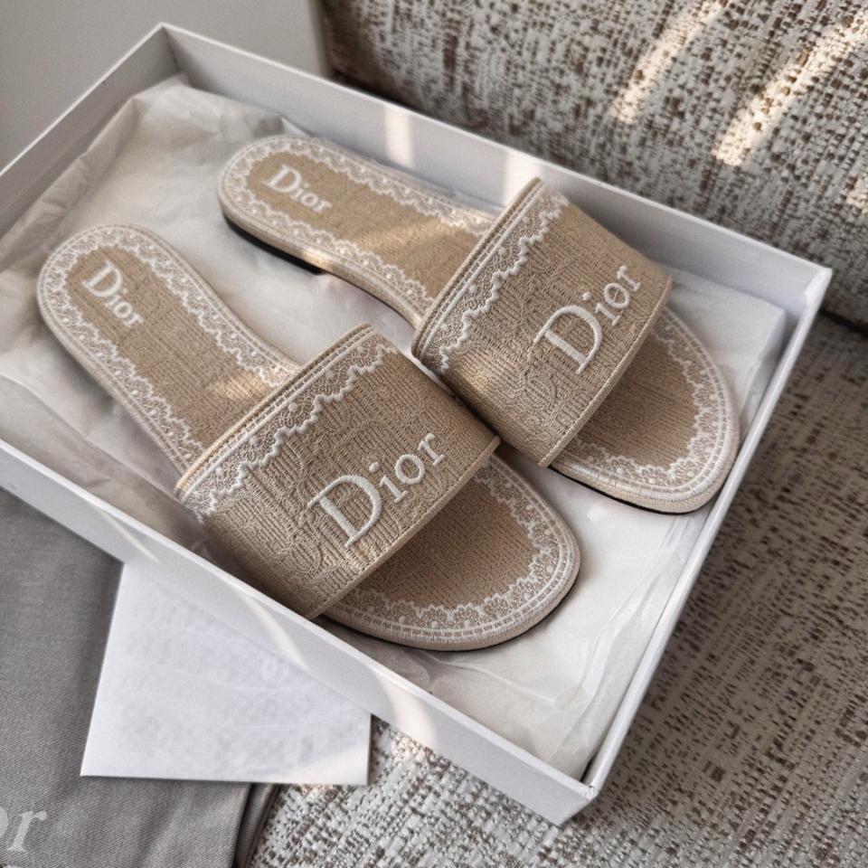 Dior Dentelle Slide
Beige Dior Oblique Embroidered Cotton and White Lace KCO531OCC -duoc-ban-tai-Hvip Shoes and Clothes