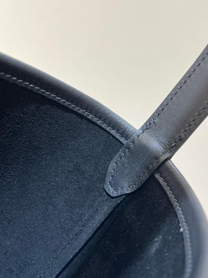 Small smooth calfskin leather tote bag black 24X22X11cm -duoc-ban-tai-Hvip Bags and Accessories