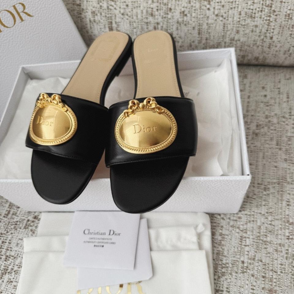 Dior Médaillon Buckle  Slide
Black Lambskin -duoc-ban-tai-Hvip Shoes and Clothes