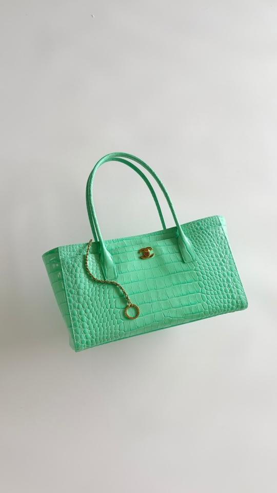 Chanel Small Shopping Bag
 
Crocodile Embossed Calfskin & Gold-Tone Metal 
Green AS6243
20 x 39 x 13cm-duoc-ban-tai-Hvip Bags and Accessories