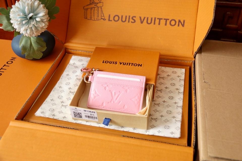 Louis Vuitton M13647
LV Charms Card Holder pink-duoc-ban-tai-Hvip Bags and Accessories