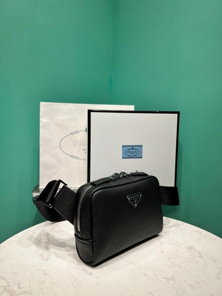 Prada Leather shoulder bag black 2VH184
19.5x13.5x6cm-duoc-ban-tai-Hvip Bags and Accessories