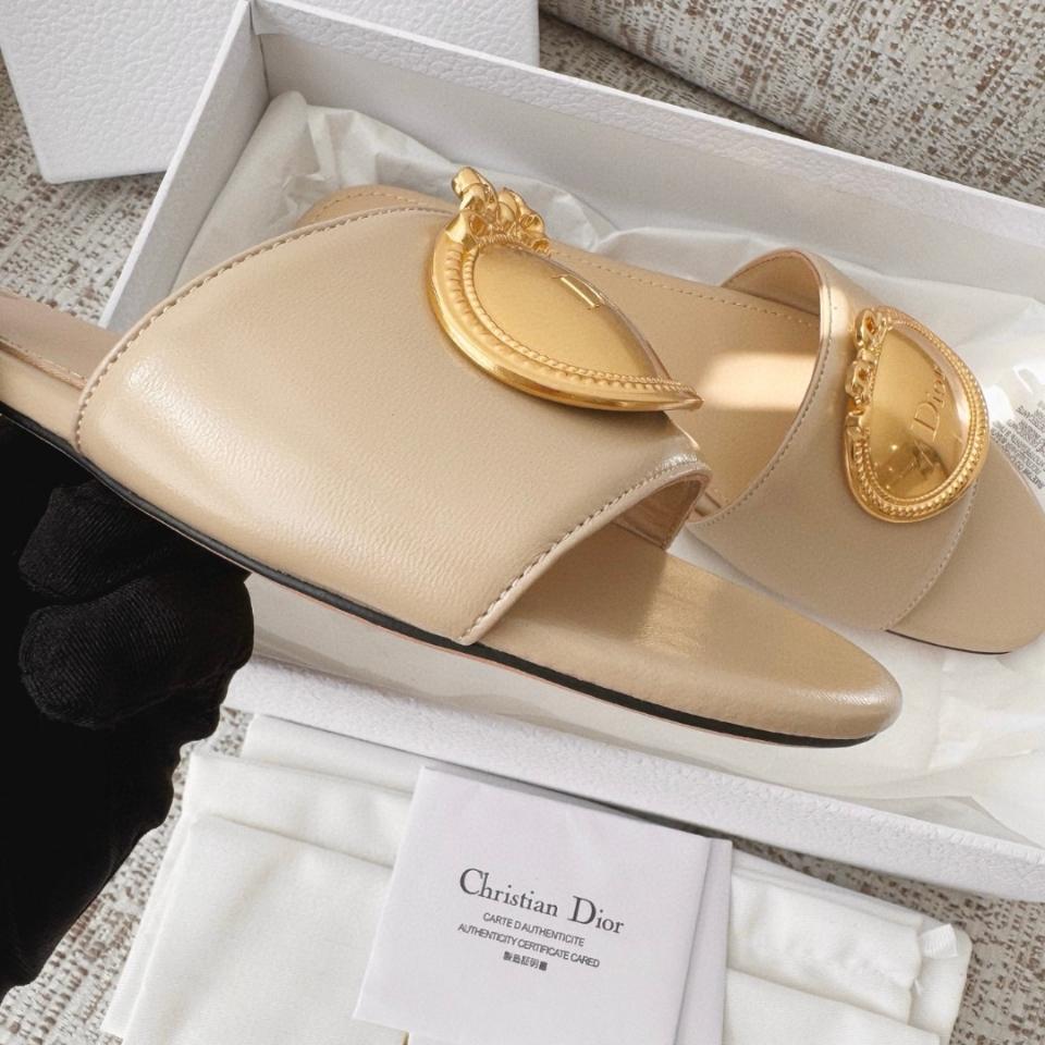 Dior Médaillon Buckle  grey
Black Lambskin -duoc-ban-tai-Hvip Shoes and Clothes