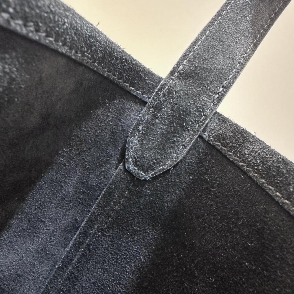 THE ROW
Medium N/S Park suede tote bag black 30X28X15.5cm -duoc-ban-tai-Hvip Bags and Accessories