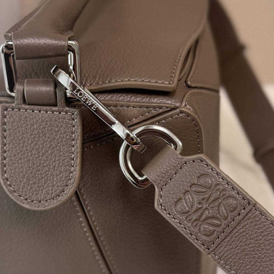 Loewe Large Puzzle bag in supple grained calfskin B510PNLX03 Tundra -duoc-ban-tai-Hvip Bags and Accessories