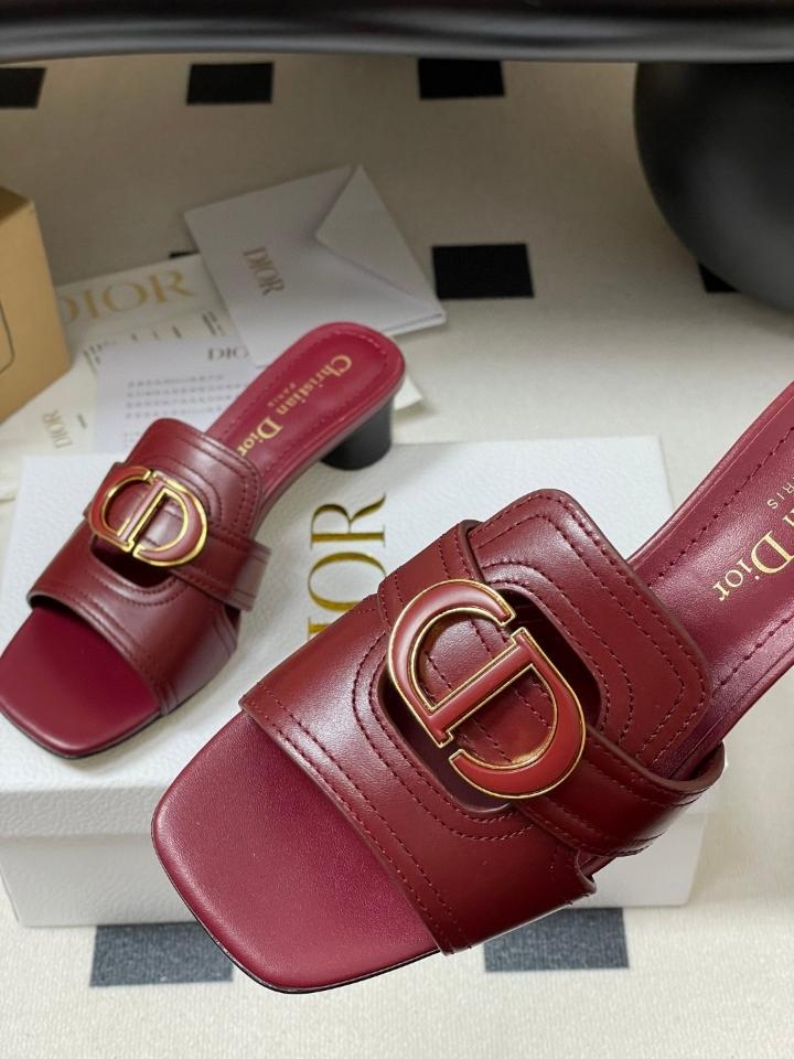 Dior 30 Montaigne Heeled Slide
Red Ruby Calfskin
KCO374CFY 40mm (2) -duoc-ban-tai-Hvip Shoes and Clothes