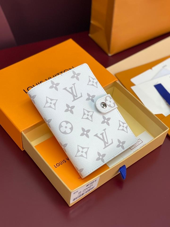 Louis Vuitton R20005
Customizable
Small Ring Agenda Cover white-duoc-ban-tai-Hvip Bags and Accessories