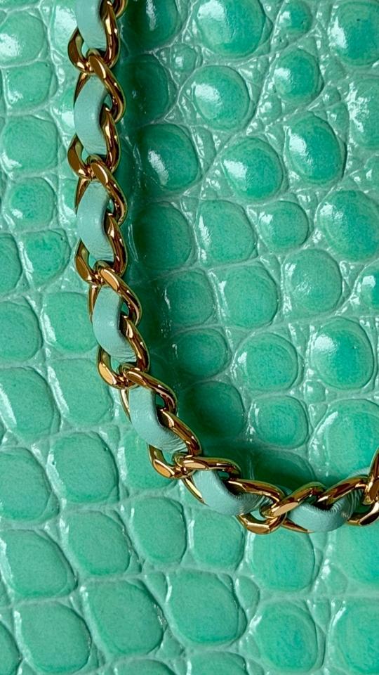 Chanel Small Shopping Bag
 
Crocodile Embossed Calfskin & Gold-Tone Metal 
Green AS6243
20 x 39 x 13cm-duoc-ban-tai-Hvip Bags and Accessories